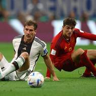 Němec Leon Goretzka (vlevo) a Španěl Gavi