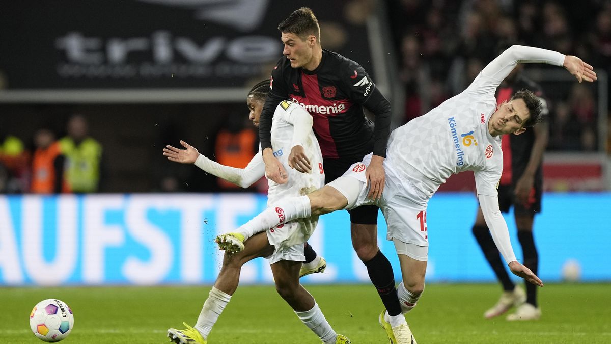 Fotbalisté Leverkusenu porazili Mohuč. Schick s Hložkem naskočili z lavičky