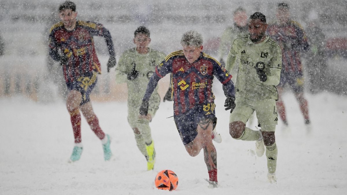 Bizarní zápas v Americe. I na sněhu padlo víc gólů než v pražském derby