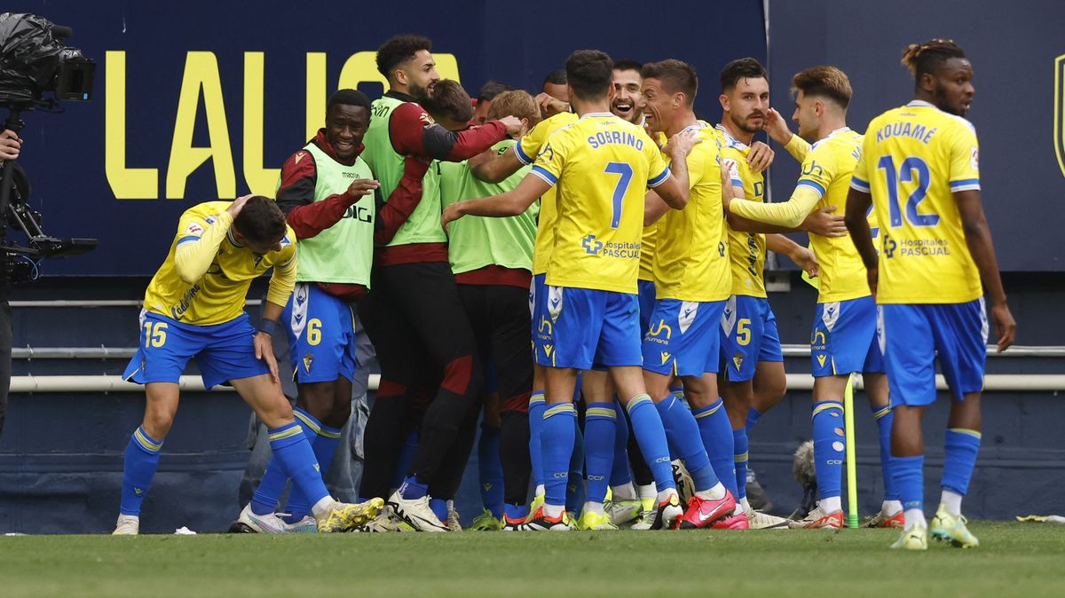 Sestupem ohrožený Cádiz porazil ve španělské lize čtvrté Atlético
