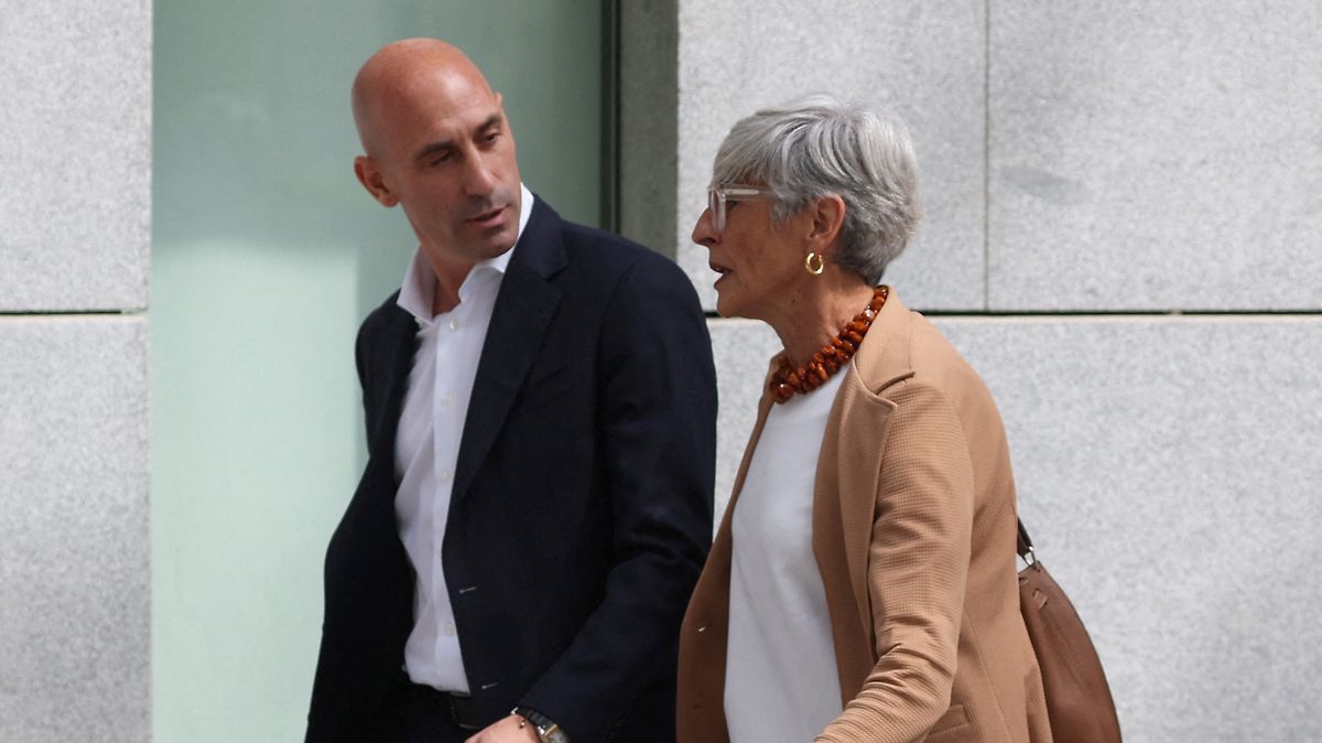 Bývalý šéf španělského fotbalu Rubiales byl po příletu do Madridu zadržen