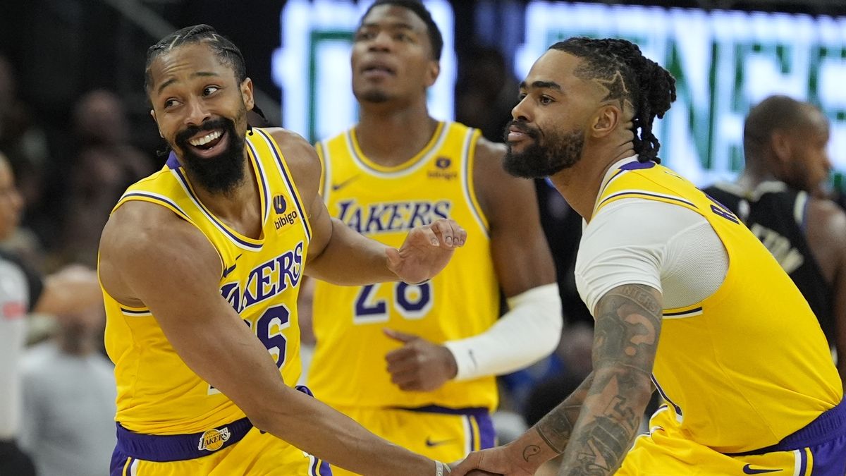 Lakers v NBA po dramatu zdolali Milwaukee, bez Jamese zazářili Davis s Reavesem