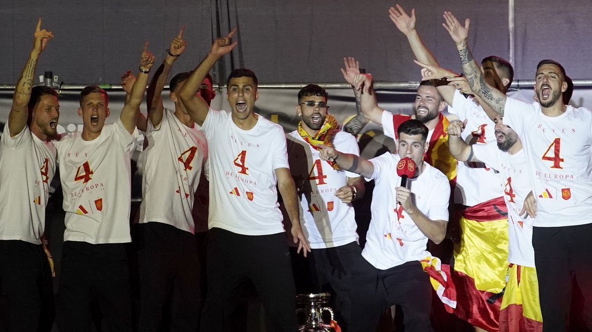 UEFA obvinila Moratu a Rodriho po skandování o Gibraltaru z nevhodného chování