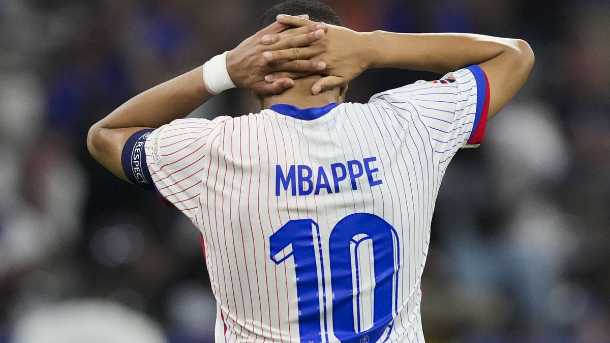 Odhodil masku, ale ani to nepomohlo. Francouzi tepou do Mbappého