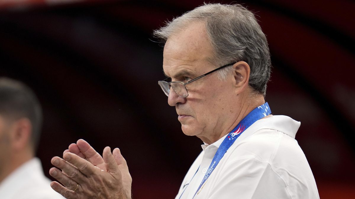 Hráči museli bránit své rodiny, je to ostuda, říká o rvačce mezi fotbalisty a fanoušky trenér Bielsa