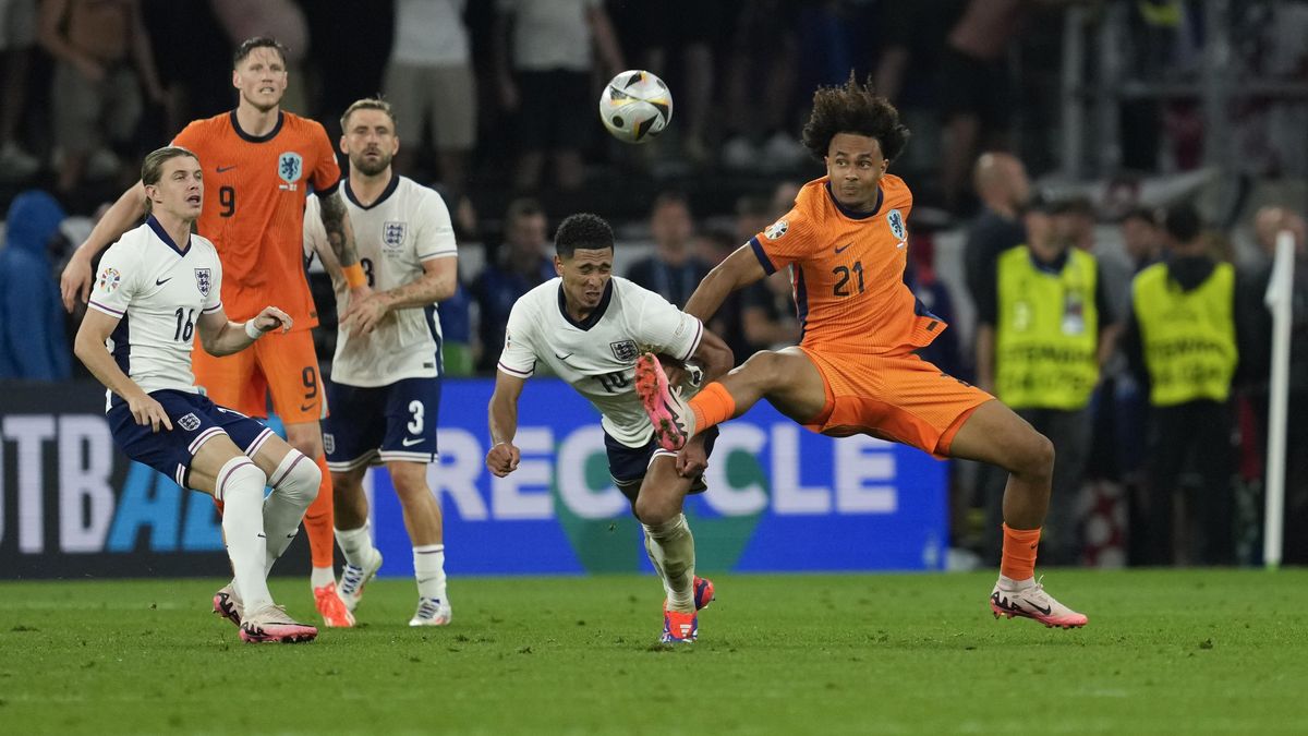 Škatulata v United. Old Traford si vyzkouší Zirkzee, tašku balí Kambwala