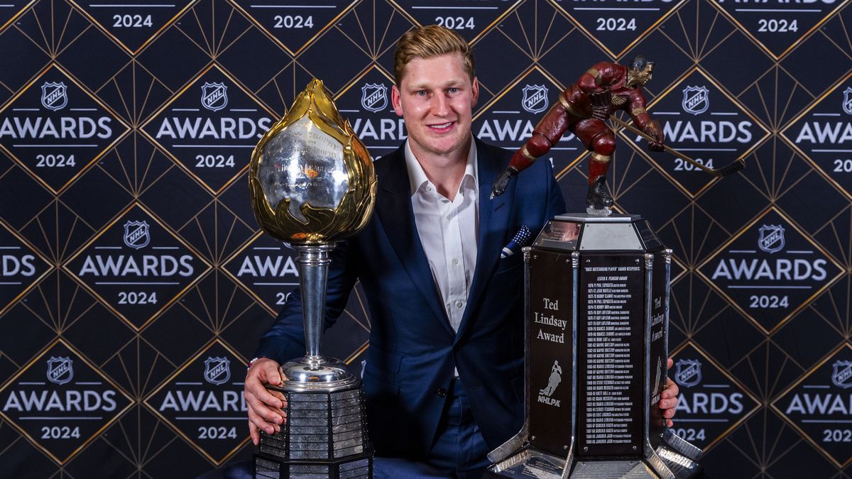 MacKinnon získal Hartovu trofej pro nejužitečnějšího hráče i Ted Lindsay Award
