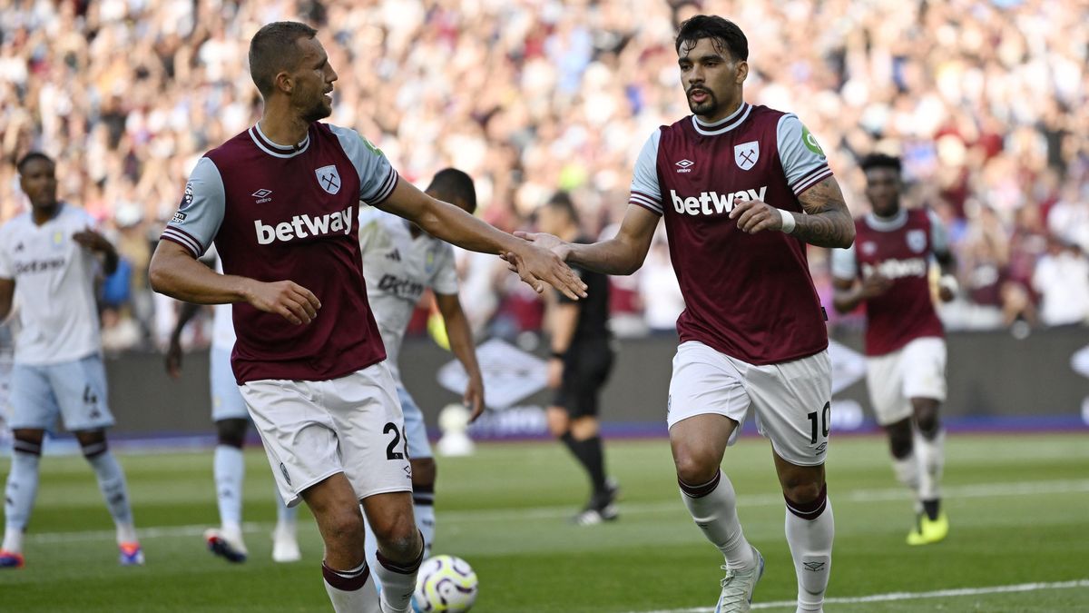 West Ham sestřelil mladík, který do něj chtěl přestoupit. Nebojte, zůstávám, omlouval se fanouškům Aston Villy