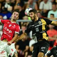 Utkání 6. kola první fotbalové ligy: FK Pardubice - FC Hradec Králové. Autoři branek: zleva domácí Vojtěch Patrák a Filip Čihák z Hradce Králové.