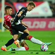 Utkání 6. kola první fotbalové ligy: FK Pardubice - FC Hradec Králové. Zleva domácí Jonathan Brian z Pardubic a Adam Vlkanova. z Hradce Králové.