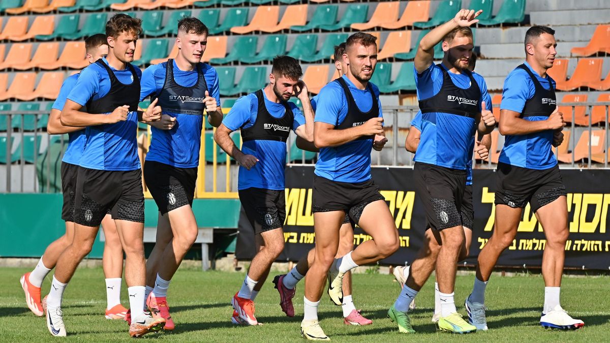 Boleslav je na vedro připravená. Vždyť teplo k létu patří, řekl Holoubek. Hřiště? Za tři