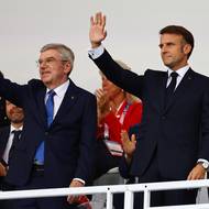  Emmanuel Macron a Thomas Bach zdraví diváky.