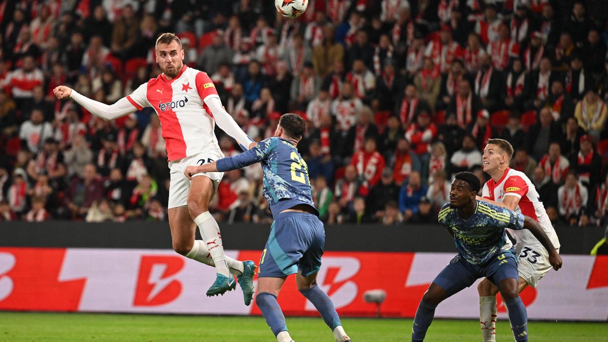 Slavia sahala s Ajaxem po obratu. Chorý vystřelil bod