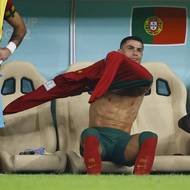 Portugalec Cristiano Ronaldo při přípravách před příchodem na hřiště v 73. minutě utkání se Švýcary.
