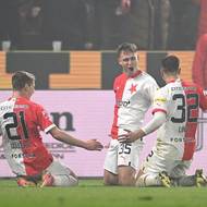 Matěj Jurásek ze Slavie Praha (uprostřed) oslavuje se spoluhráči svůj druhý gól během utkání s ostravským Baníkem.