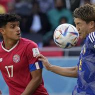 Japonský Ritsu Doan (vpravo) a kostarický Yeltsin Tejeda (vlevo) bojující o balón.