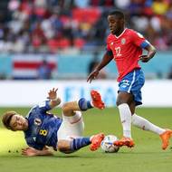 Japonský Ritsu Doan (vlevo) v akci s kostarickým Joelem Campbellem