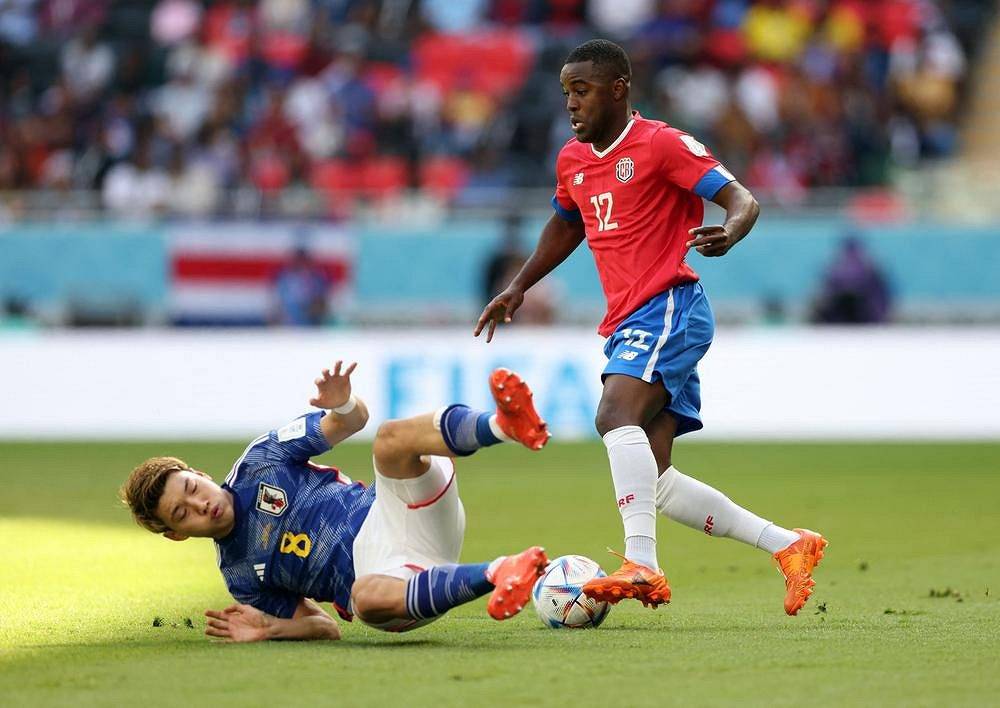 Japonský Ritsu Doan (vlevo) v akci s kostarickým Joelem Campbellem