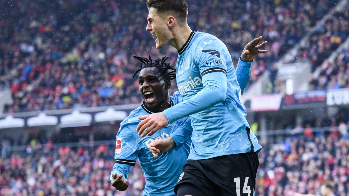 Schick s Hložkem zařídili Leverkusenu výhru ve Freiburgu