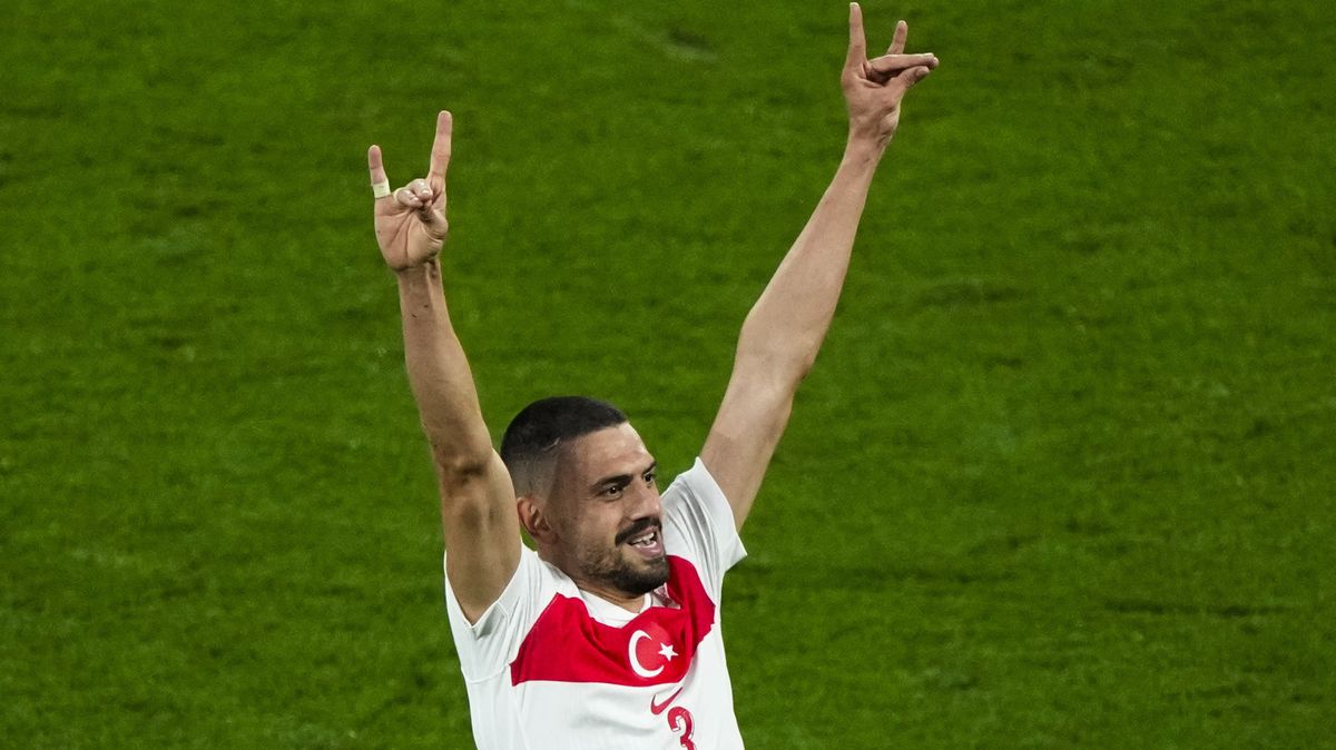 Fotbalistovi Demiralovi odhalili v Turecku sochu s „vlčím pozdravem“