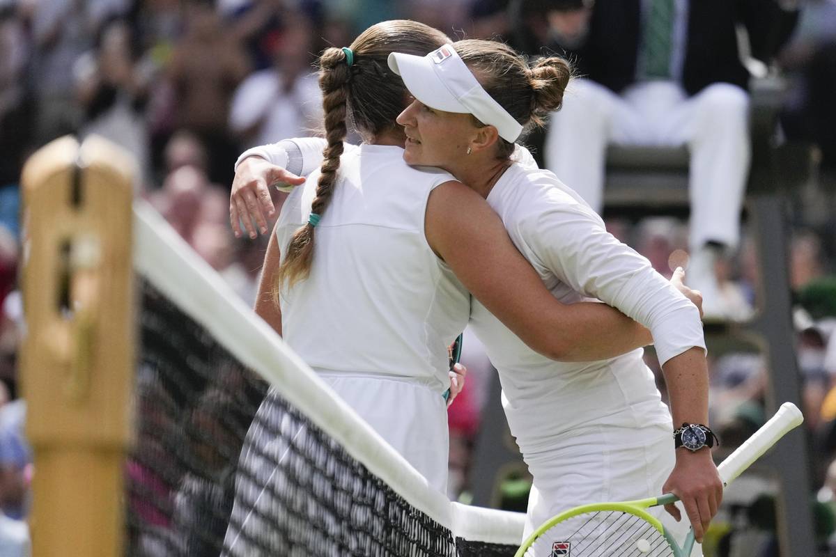 Barbora Krejčíková přijímá gratulace od Jeleny Ostapenkové