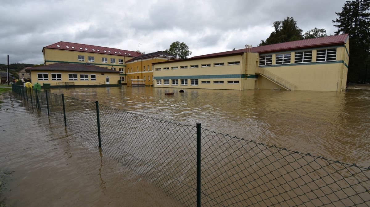 Valící se voda zatopila opavský trávník