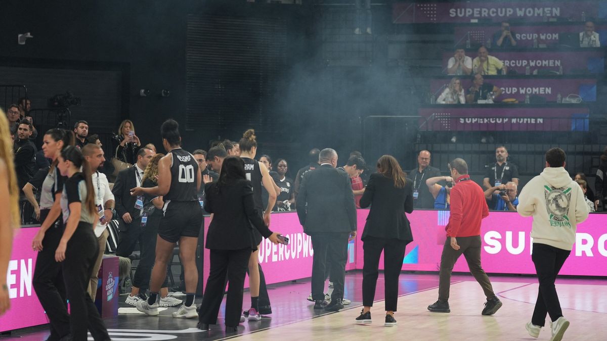Basketbalové derby mezi Fenerbahce a Besiktasem přerušili divácké nepokoje