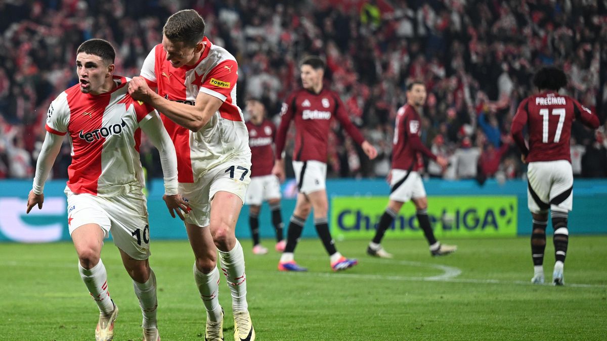 Vyhrocené derby se dvě červenými ovládla Slavia. Na Spartu má náskok šesti bodů
