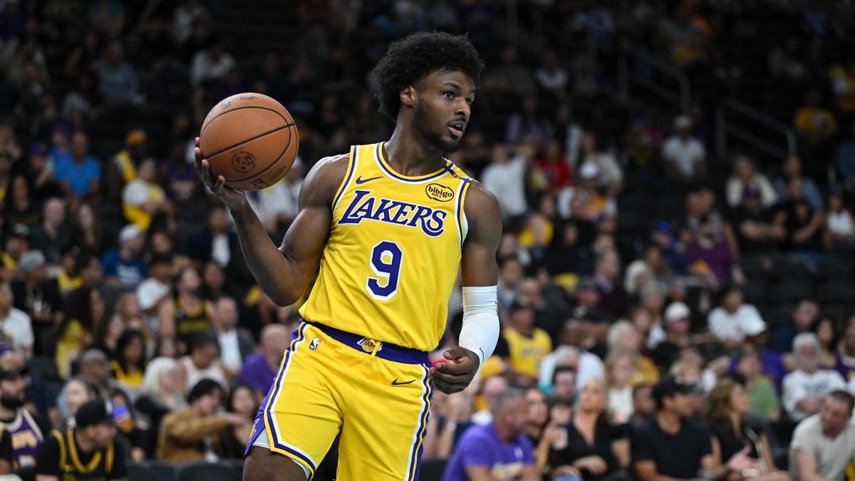 Jamesův syn debutoval v dresu Lakers, s otcem si zatím nezahrál