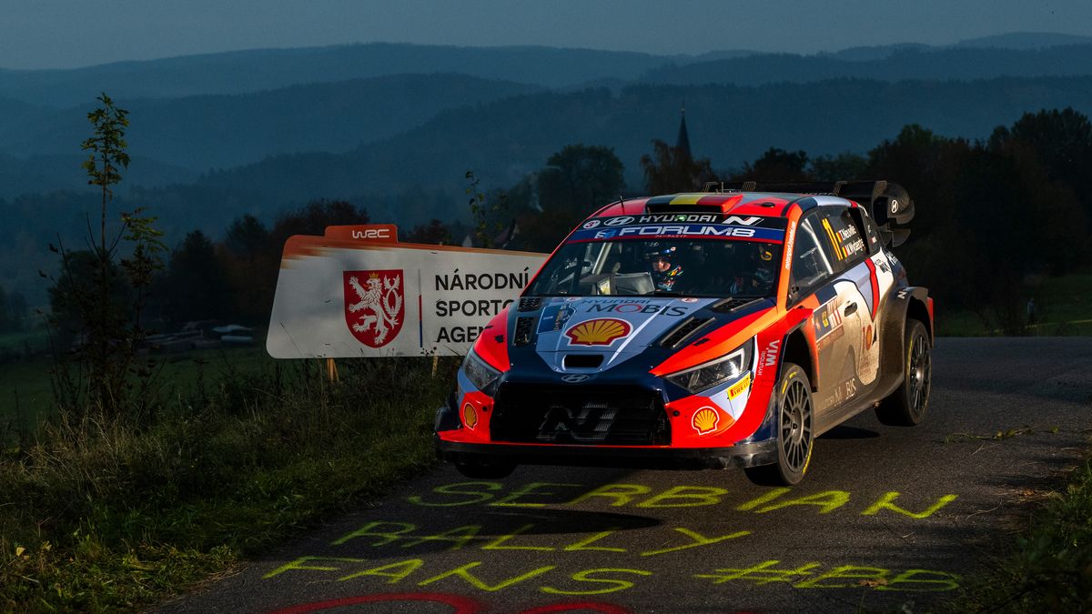 Neuville je poprvé mistrem světa, Japonskou rallye vyhrál Evans