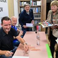 Křest knihy Karla Felta Vítězové ušatého poháru, autogramiáda s fotbalovou legendou Vladimírem Šmicrem v popředí