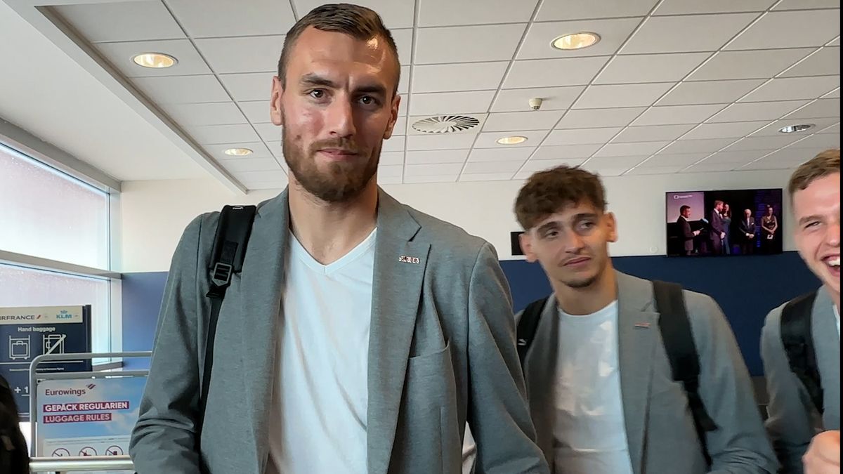 Slavia bez rutiny. Zrušila poradu, letěla s Tvrdíkem, Trpišovský víc vyzradil