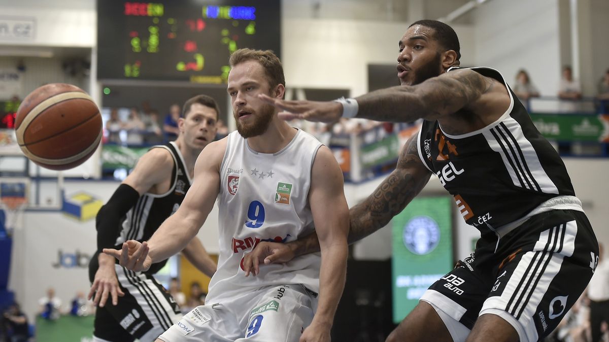Šiška si balí kufry už po osmi kolech. Poslední Pardubice ho vyměnily za Harrise
