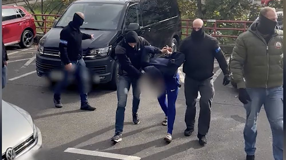 Boxera zadržela zásahovka, jeho brutální útok v pražském metru zachytila kamera