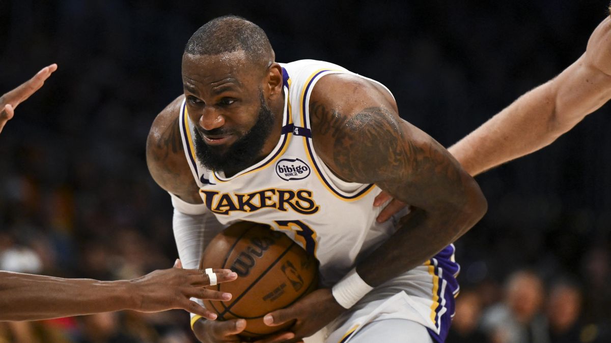 Hvězdný LeBron předvedl v derby triple double, Dončičových 40 bodů nestačilo