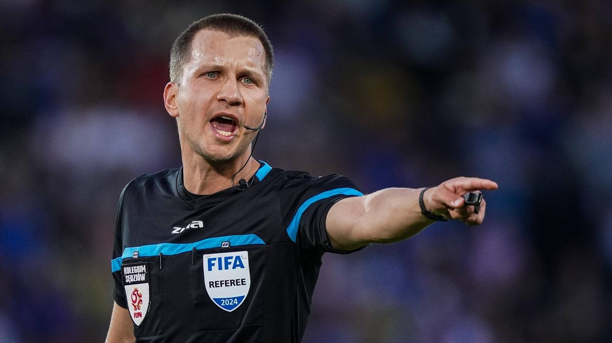 UEFA si posvítila na dýchánek před Ligou mistrů. Rozhodčí jsou postaveni mimo hru