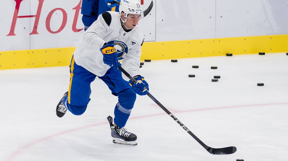 S Buffalem byl v Praze, teď ale Rouskovi hrozí konec v NHL