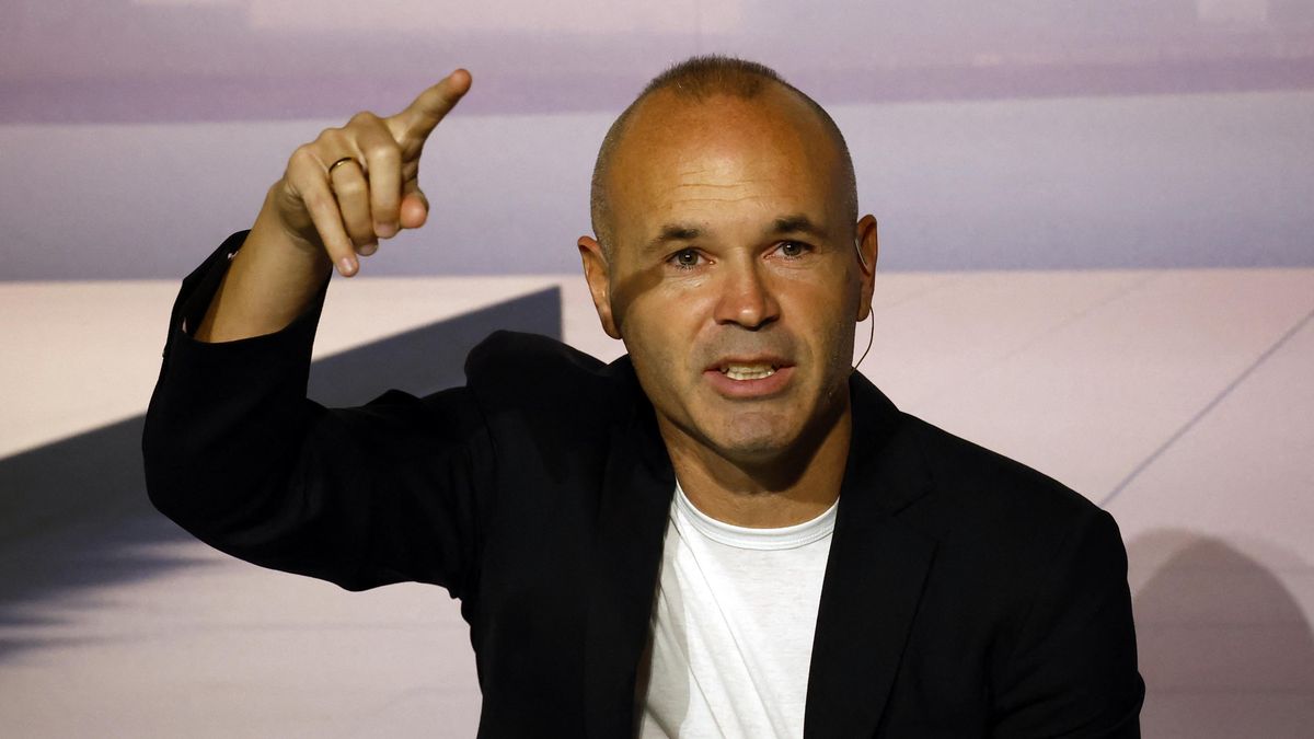 Hvězda Barcelony a Španělska Iniesta ukončil ve 40 letech fotbalovou kariéru