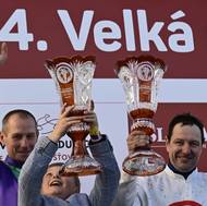 Velká pardubická má po oficiálním výroku dostihové komise poprvé v historii dva vítěze. O výhru se po dramatickém závěru podělili Sexy Lord a Godfrey.