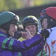 Dva vítězové: Žokejové Jan Faltejsek a Jaroslav Myška (vlevo) krátce po průjezdu cílem