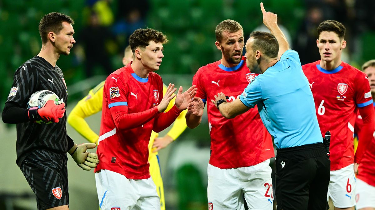 Češi se zlobí kvůli penaltě. Neměl jsem ruku od těla, dušuje se Krejčí