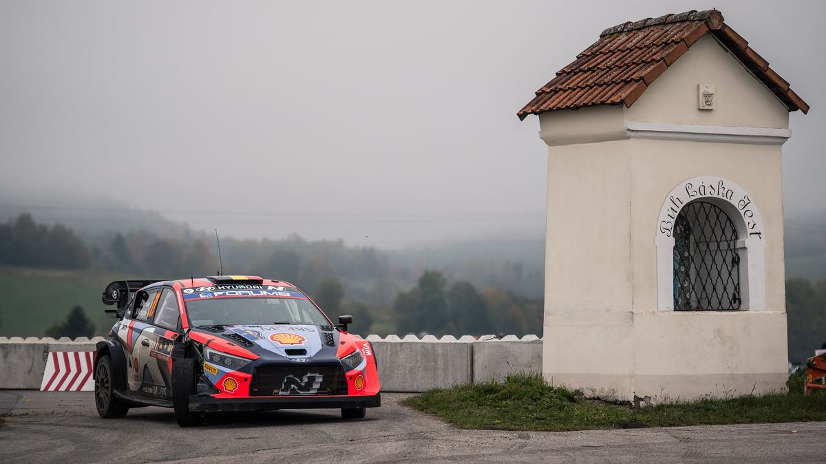 Neuville míří za titulem, Mareš má ve fanoušcích tajnou zbraň