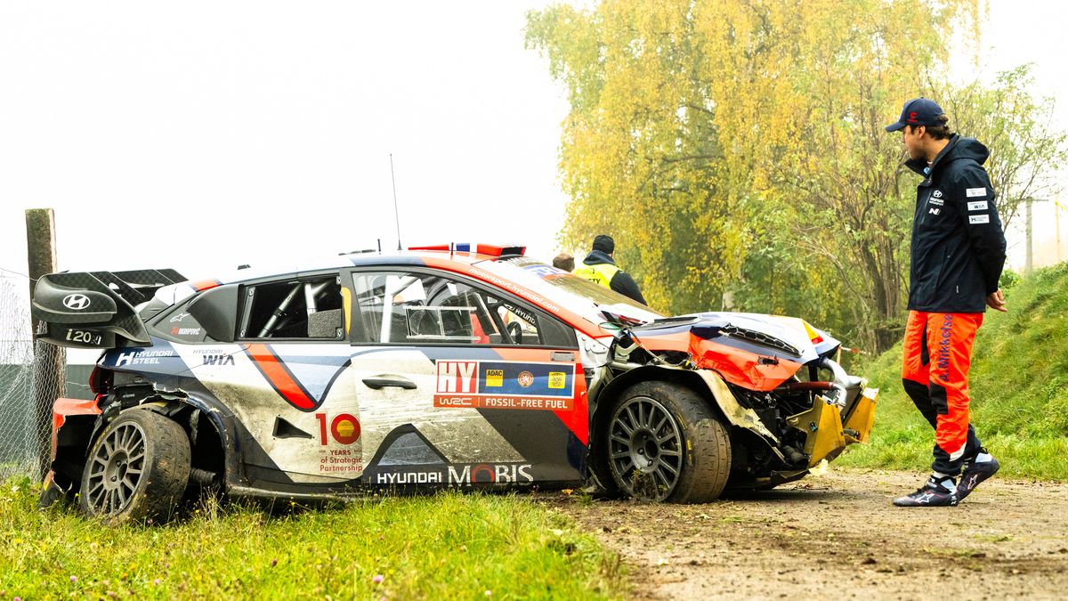 Bouračky i řada výjezdů mimo trať. Středoevropská rallye trestala i velké hvězdy
