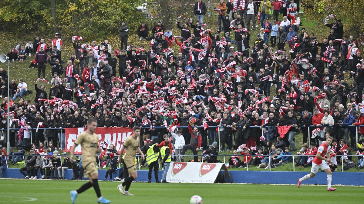 Lepší tráva než v lize i hlášky z pohádky. Vyzyvatel Slavie prožil fotbalový svátek