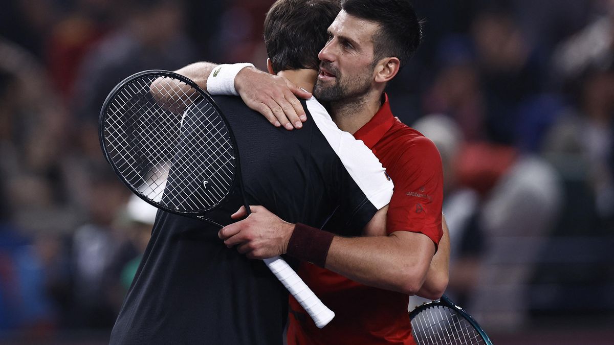Poklony od největšího šampiona. Menšík svého idola Djokoviče vůbec nešetřil