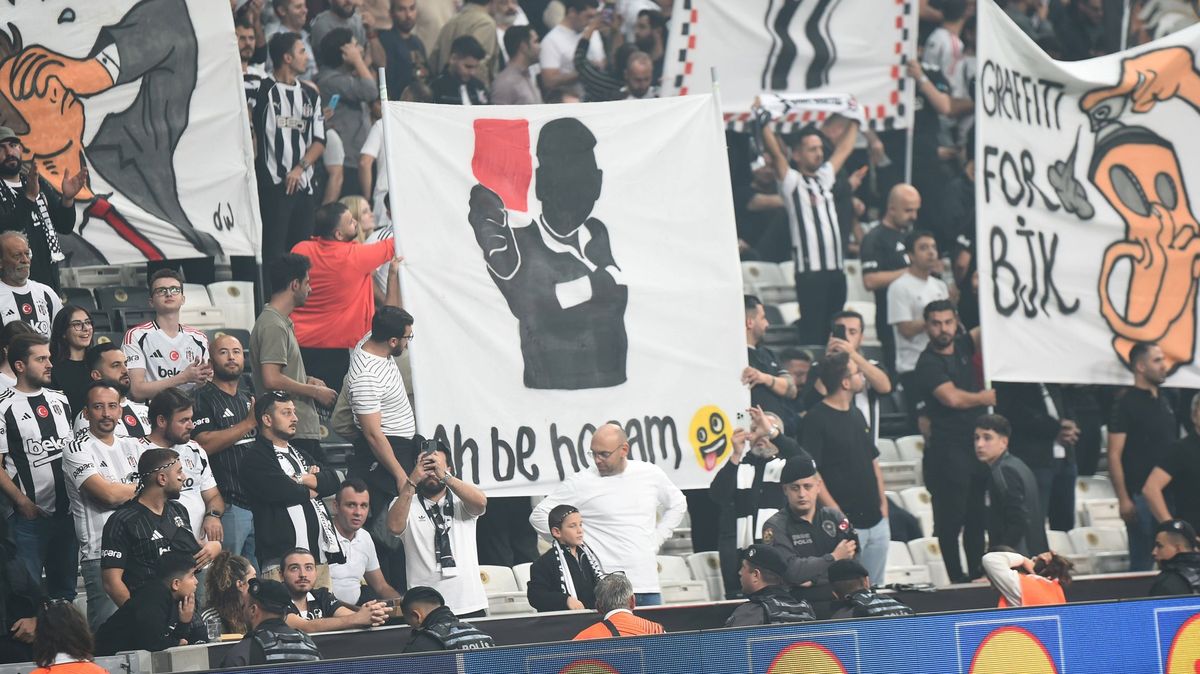 Aféra v Turecku. Vnadná sudí měla sex s delegátem, oba ve fotbale končí