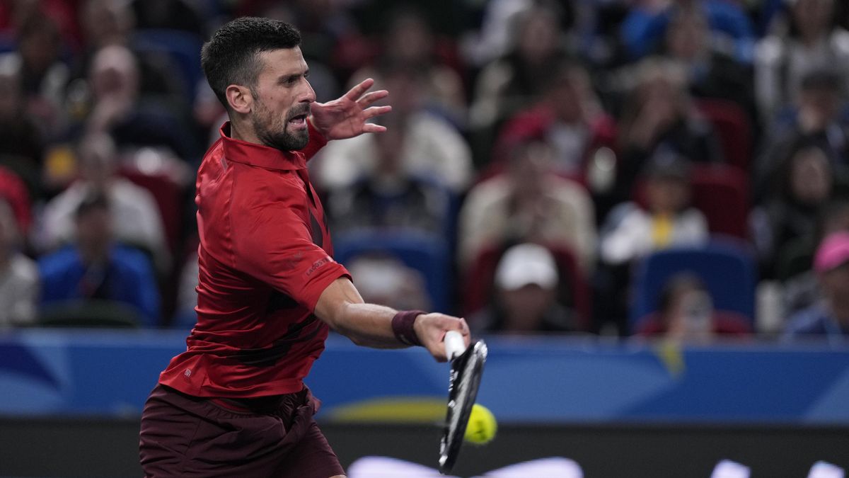 Podavači ručníků v Číně nestíhají a Djokovič vystartoval. Neuvěřitelné pravidlo, soptí legenda