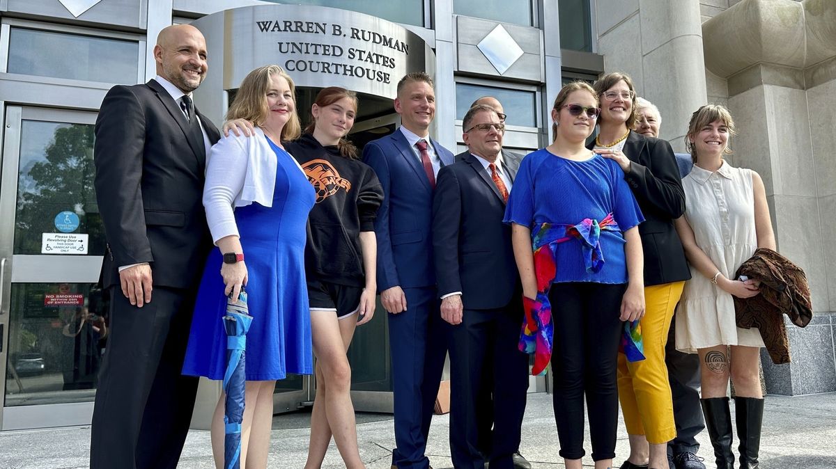 Soud zasáhl v kauze transgender fotbalistky. Zakázal proti ní protestovat