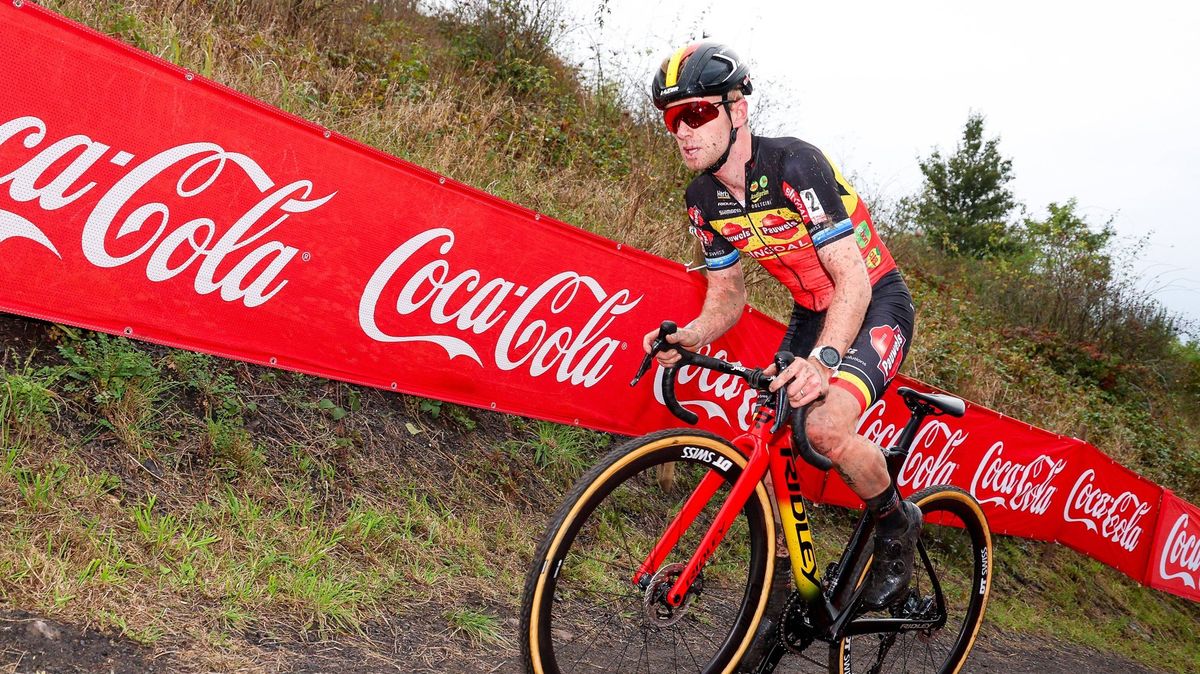 Totální zkrat. Frustrovaný šampion dupnul soupeřovi na kolo, přišla diskvalifikace