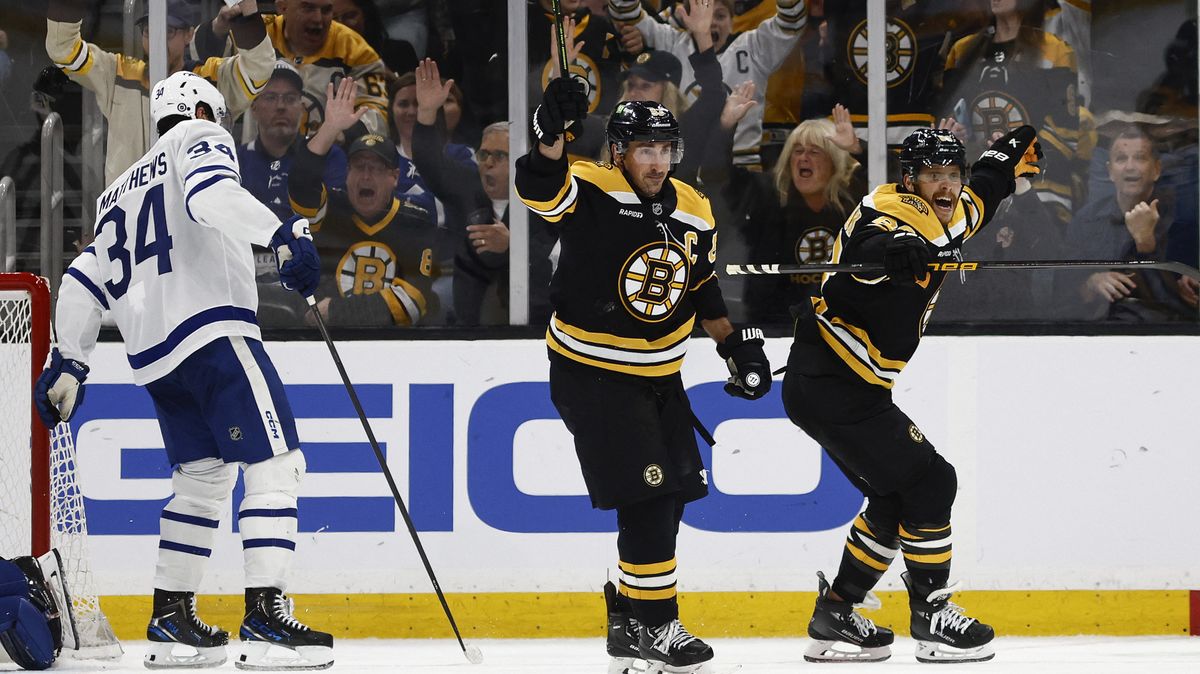 Boston deptá rivaly z Toronta. Číšník Pastrňák servíroval lahůdku pro kapitána